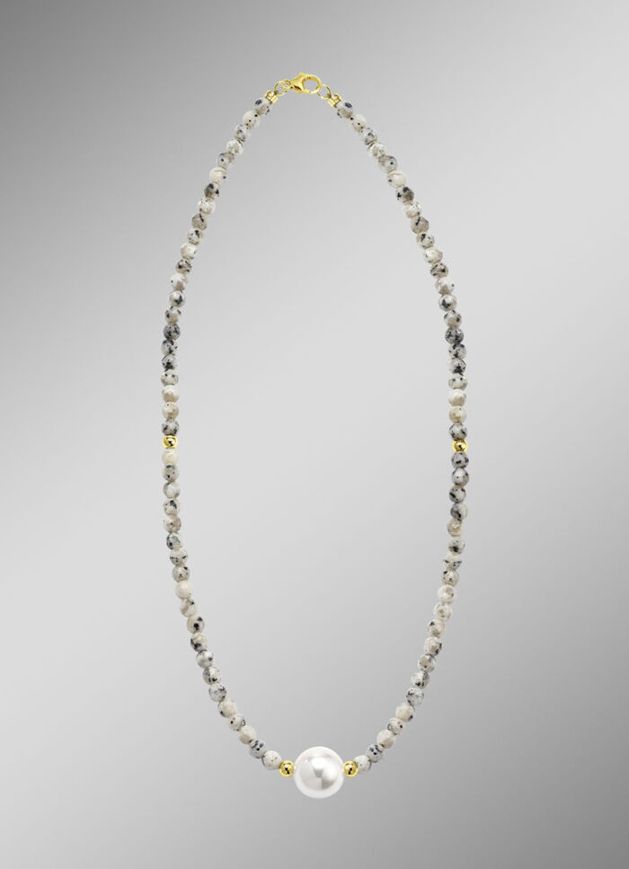 Halskette mit Perlenschimmer und Edelsteinglanz 