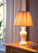 Tischleuchte mit Stoff-Lampenschirm 