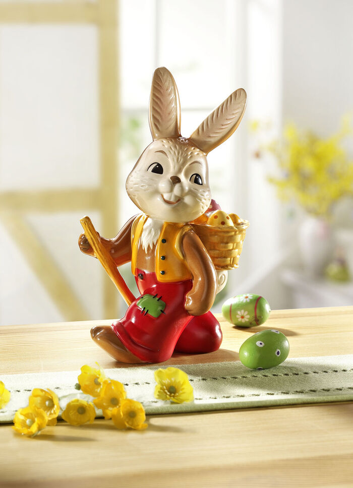 Hase mit Wanderstock aus Feinsteingut 