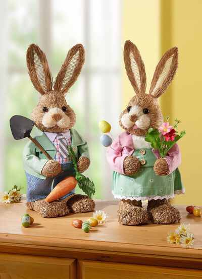 Bast-Hase aus Kunst und Textilmaterial 