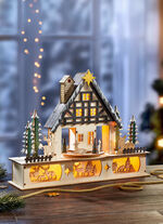 Beleuchtetes Waldhaus aus Holz 