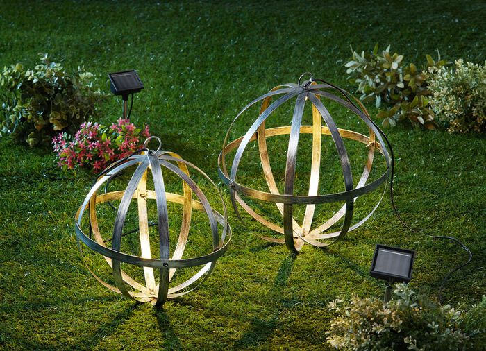 Solarleuchte mit silbern-gl&auml;nzender Metalloberfl&auml;che 