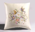 Tisch- und Raumdekoration mit Bl&uuml;ten und Schmetterlingen 