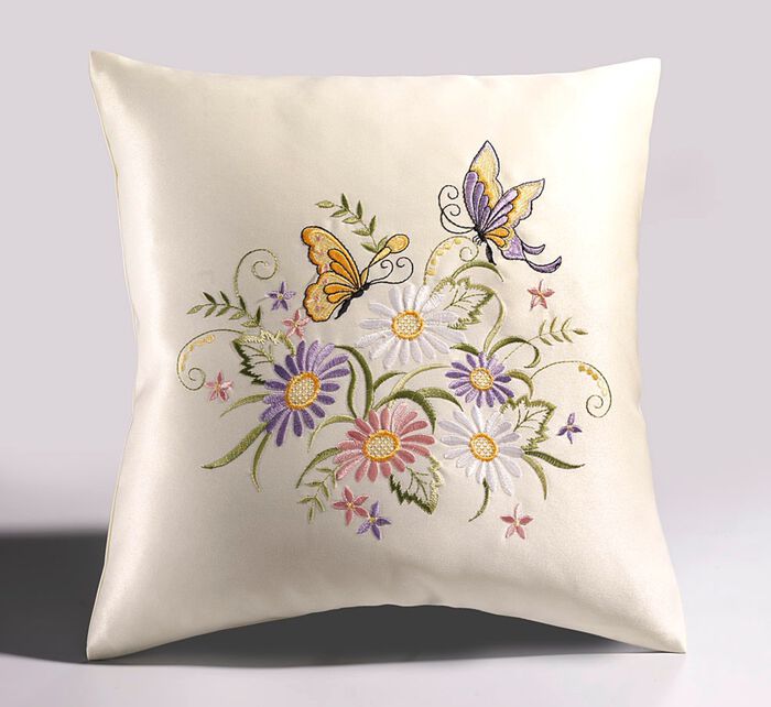 Tisch- und Raumdekoration mit Bl&uuml;ten und Schmetterlingen 