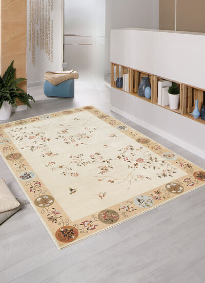 Brücken und Teppiche mit Blumen- und Rankenmotiven 