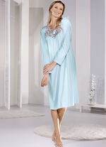 Wadenlanges Nachthemd mit gro&szlig;z&uuml;giger, floraler Stickereispitze MINT