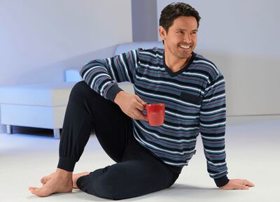 Schlafanzug aus Frottierstretch mit B&uuml;ndchenabschl&uuml;ssen, V-Ausschnitt und garngef&auml;rbtem Ringeldessin 