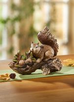 Eichh&ouml;rnchen auf Stamm 