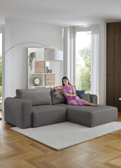 Polsterecke mit Bettfunktion und Dekokissen 