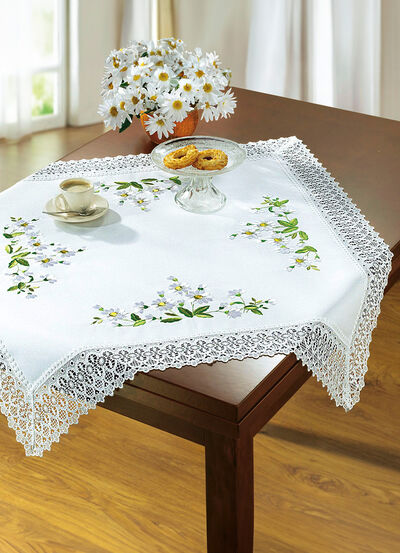 Raumdekoration mit G&auml;nsebl&uuml;mchen-Stickerei und zarter H&auml;kelspitze 