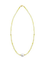 Halskette mit Perlenschimmer und Edelsteinglanz 