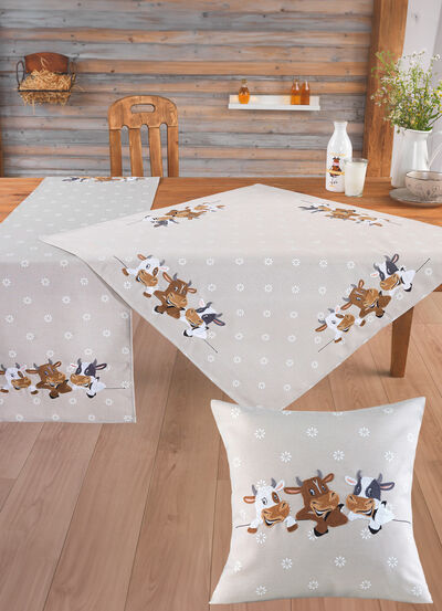 Tischdecke mit aufwendiger Stickerei 