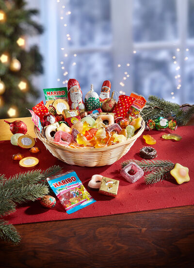 Gefülltes Weihnachtskörbchen mit alkoholfreien Leckereien 