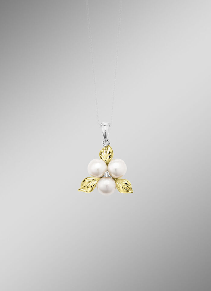 Blühende Schönheit: Anhänger mit Muschelkernperlen 