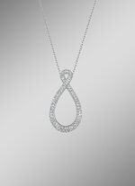 Strahlender Begleiter: Anhänger mit funkelnden Kristallen 