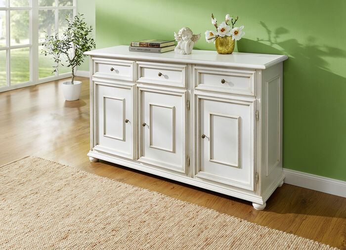 Teilmassive Möbelserie mit Metallknöpfen 