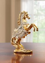 Pferd in kunstvoller Pesade-Haltung 