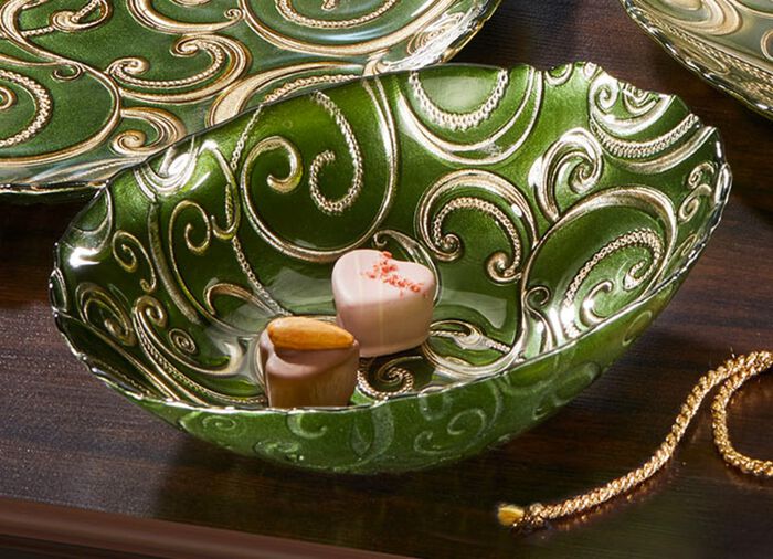 Teller und Schalen aus Glas mit goldfarbenen Relief 