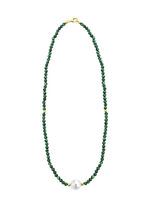 Halskette mit Perlenschimmer und Edelsteinglanz 