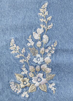 Jeans mit floraler Stickerei 