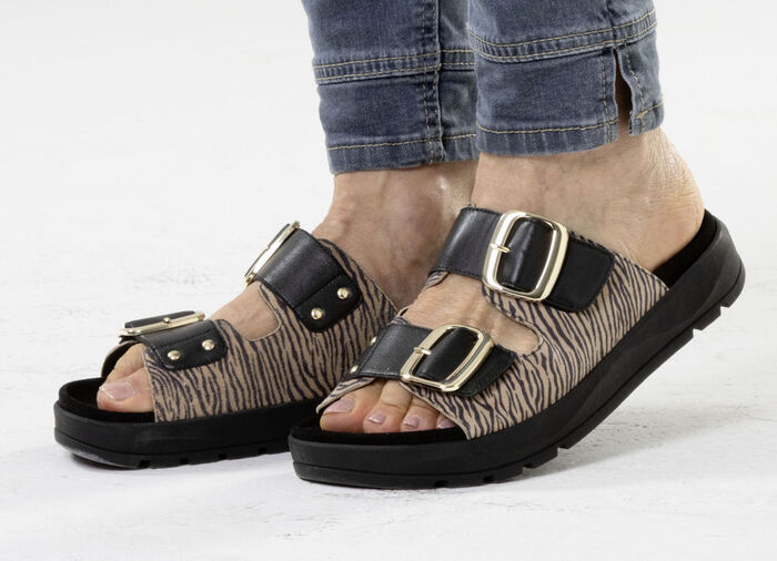 Caprice, trendige Damen-Pantoletten, Weite G, mit herausnehmbarem Fußbett SCHWARZ-SAND