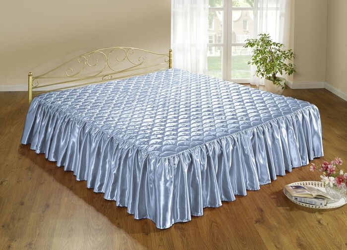 Edel gl&auml;nzende Tagesdecke und Kissenbez&uuml;ge mit Steppung in Muscheloptik BLAU