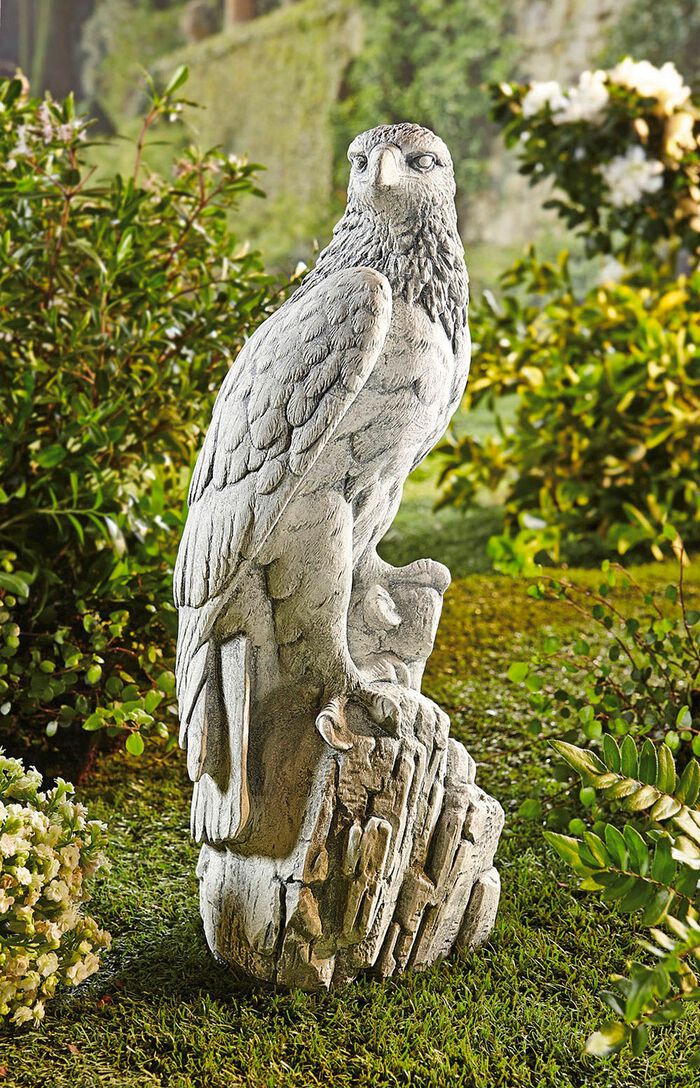Falke aus Steinguss 