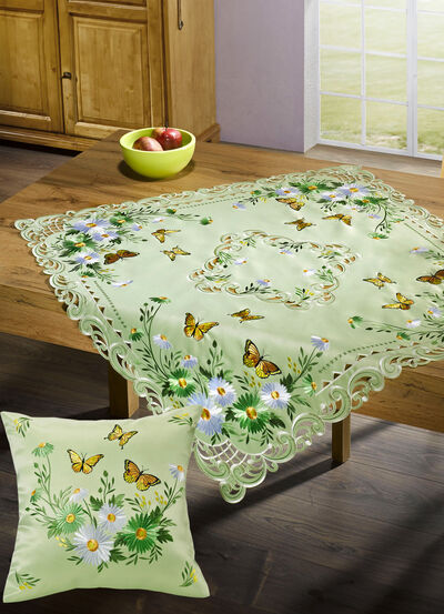 Tisch- und Raumdekoration mit Blumen und Schmetterlingen 