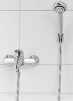 Wasserspar-Duschkopf und Wassersparer 