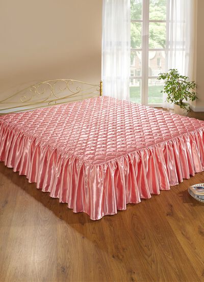 Edel gl&auml;nzende Tagesdecke und Kissenbez&uuml;ge mit Steppung in Muscheloptik 