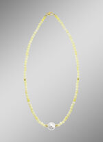 Halskette mit Perlenschimmer und Edelsteinglanz 