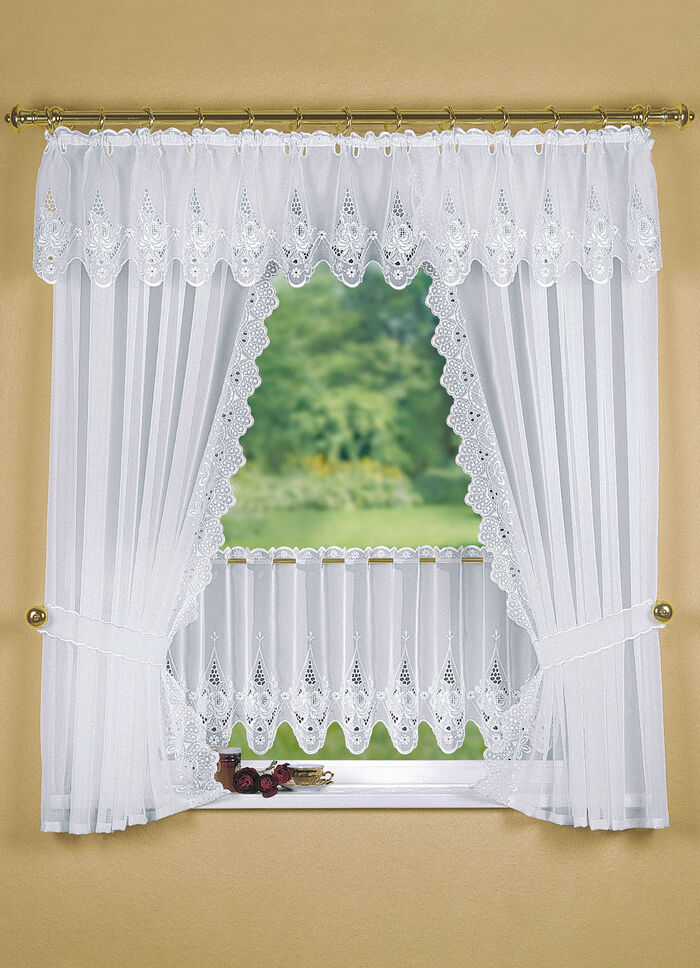 Fensterdekoration mit aufwendiger Plauener Stickerei WEISS