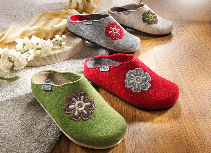 Hausschuh mit Bl&uuml;tenapplikationen und Ziersteppung 