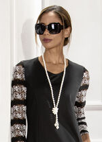 Verschlusslose Halskette mit weißen Schmuckperlen 