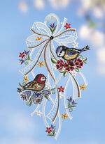 Fensterbild Schleife mit V&ouml;glein aus Plauener Spitze 