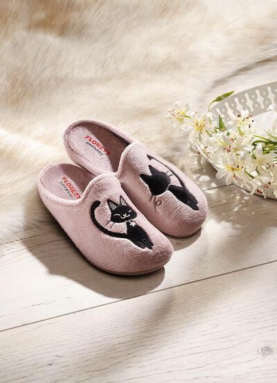 Verspielter Hausschuh mit Gummisohle 