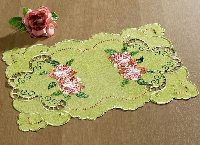 Aufwendig gearbeitete Accessoires GR&Uuml;N