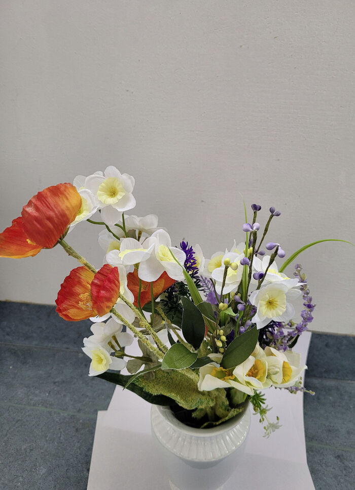 Bl&uuml;tenzweig aus Kunst- und Texxtilmaterial 