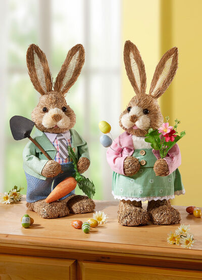 Bast-Hase aus Kunst und Textilmaterial 