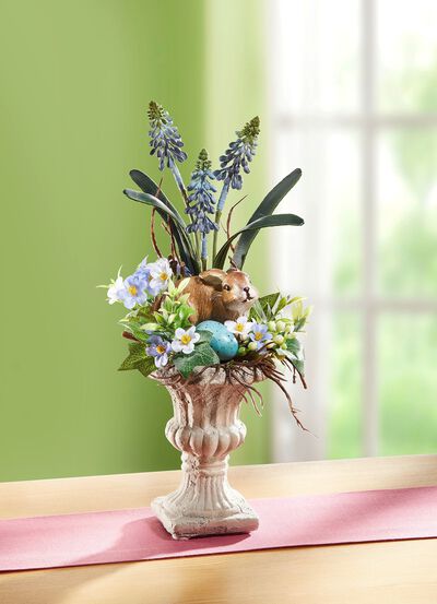 Arrangement in antiker Vase 