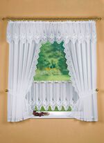 Fensterdekoration mit aufwendiger Plauener Stickerei 