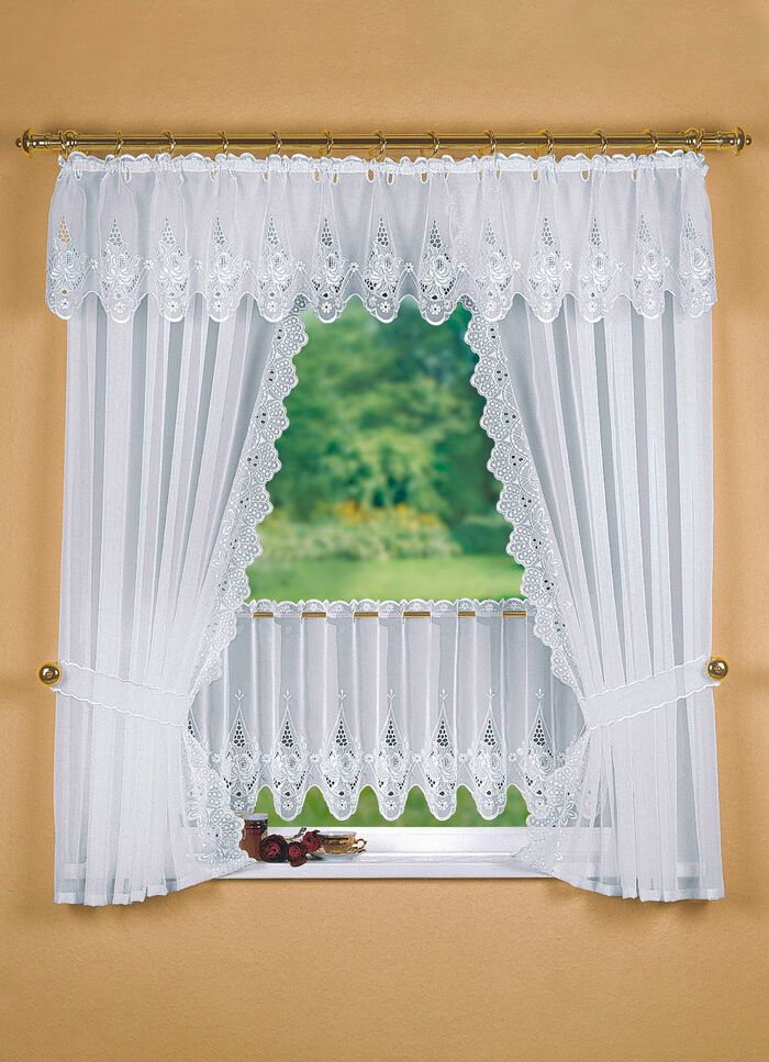 Fensterdekoration mit aufwendiger Plauener Stickerei 