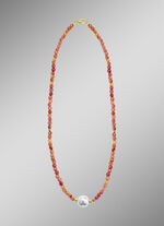 Halskette mit Perlenschimmer und Edelsteinglanz 