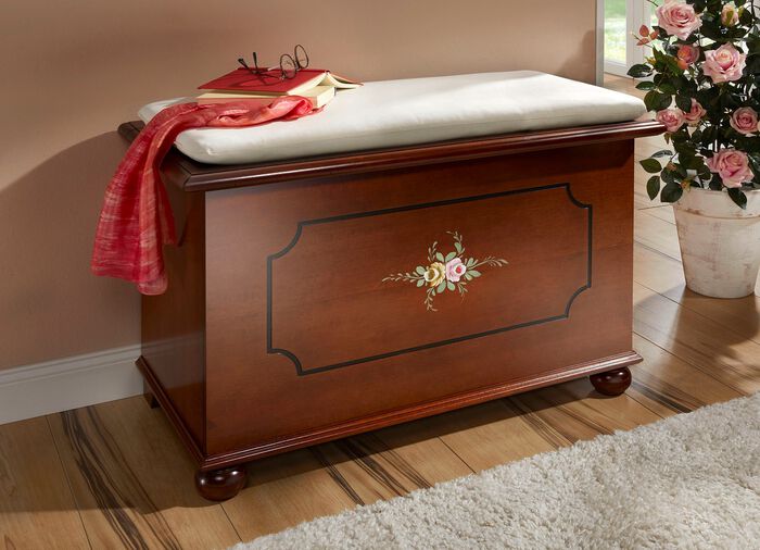 Teilmassive Truhe mit handbemalter Blumendekoration 