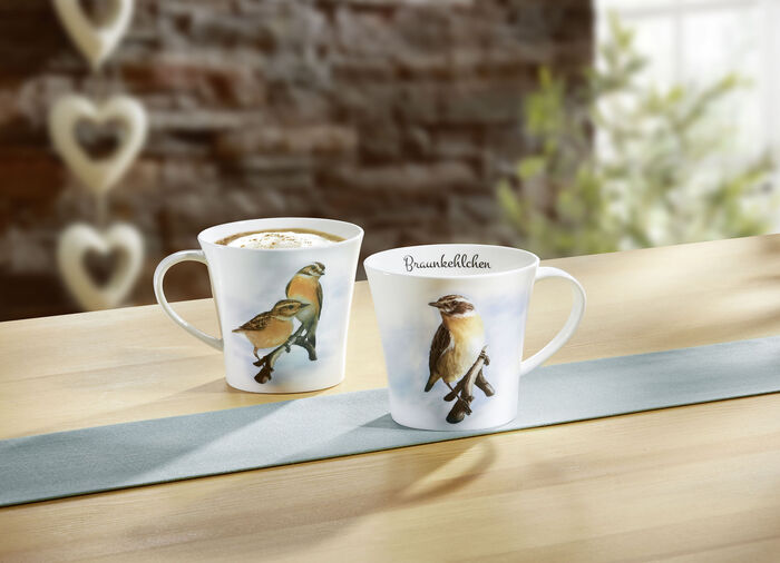 Henkelbecher mit Braunkehlchen-Motiv 