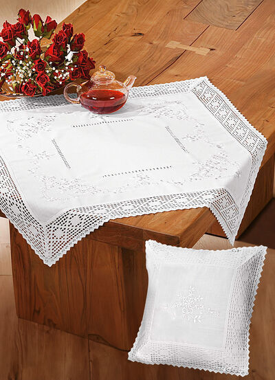 Tisch- und Raumdekoration mit Stickerei und Häkelspitze 
