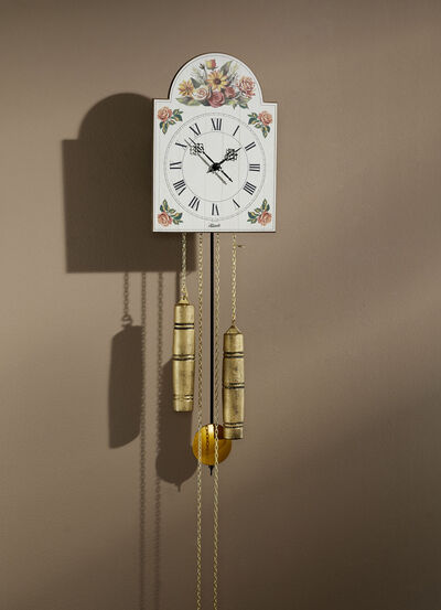 Schilduhr aus Holz mit römischen Ziffern 