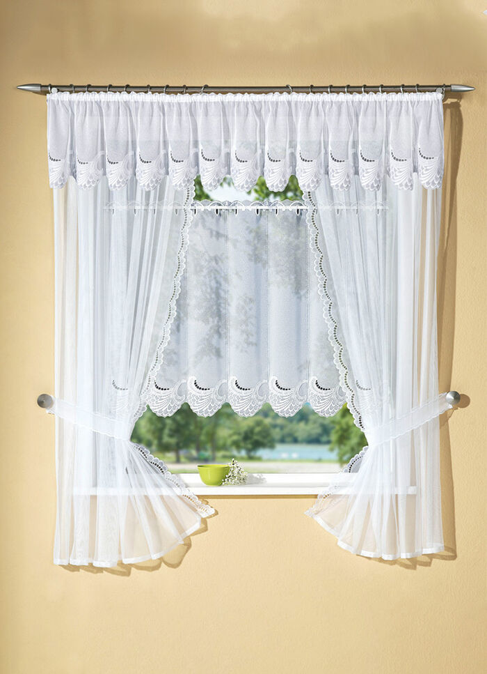 Hübsche Fensterdekoration mit echter Plauener Stickerei 