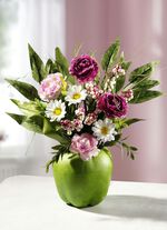 Ranunkel-Gesteck im Apfeltopf 