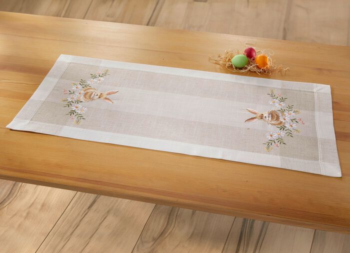 Bestickte Tisch- und Raumdekoration mit Osterhasen-Motiv 